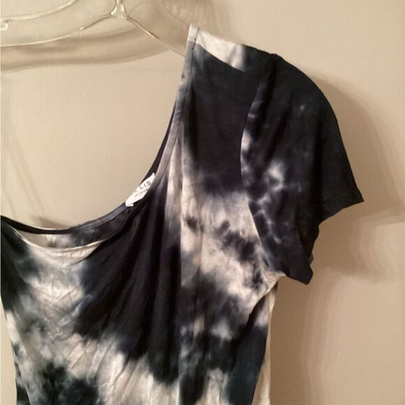 LE LIS SIZE LARGE BLACK AND WHITE TIE DYE ONE SHOULDER SHORT SLEEVE BODYSUIT - Picture 4 of 8